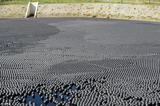 Evaporation ball cover reservoir